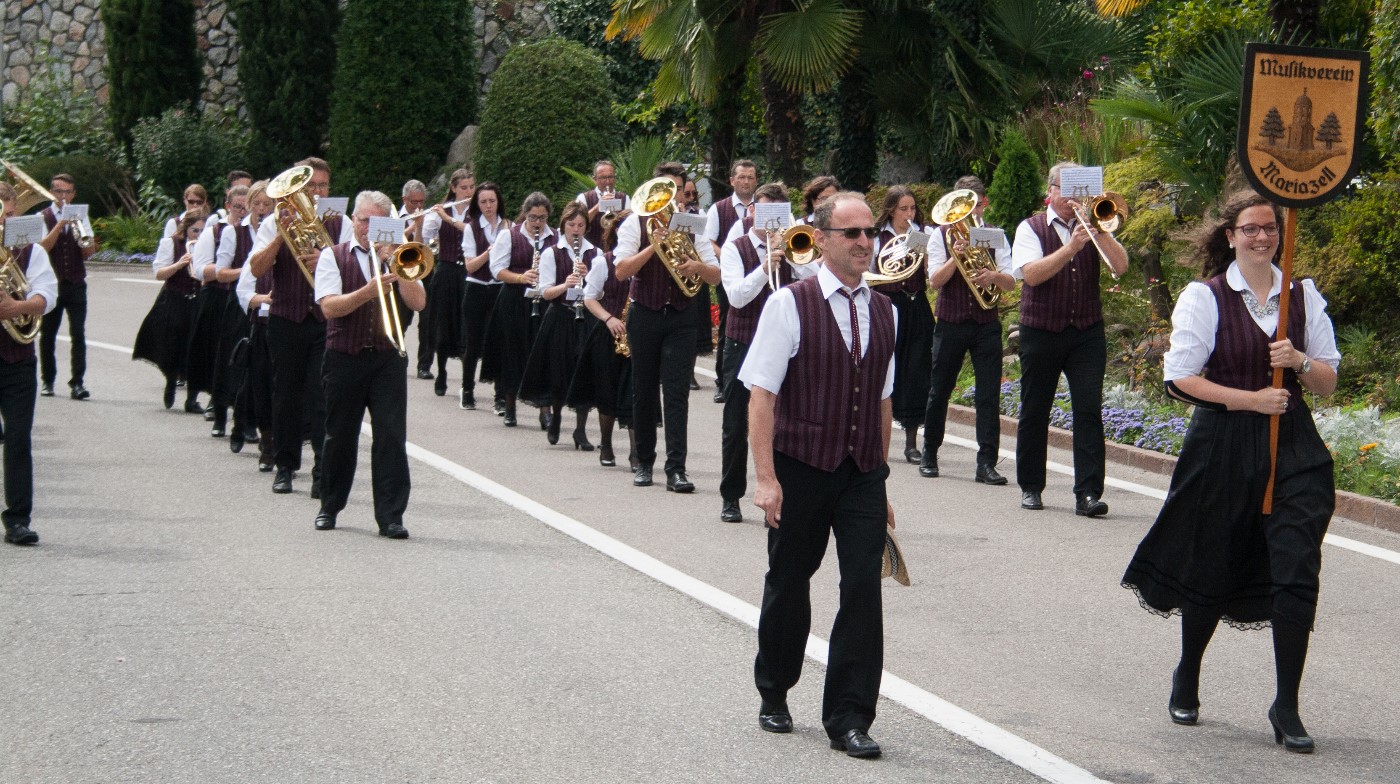 Der MV Mariazell beim Umzug des Herbstfests in Riffian