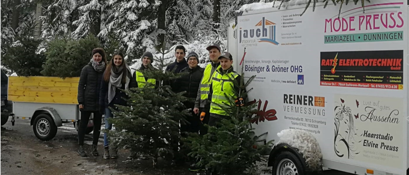 Einiges zu stemmen hatten die Helfer der Bläserjugend bei ihrer Christbaumsammlung