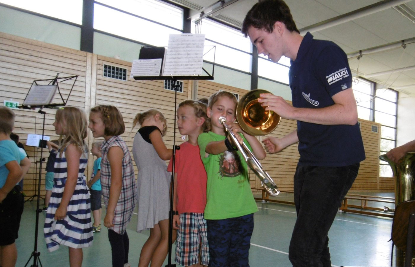 Die Kinder versuchen sich an den verschiedenen Instrumenten